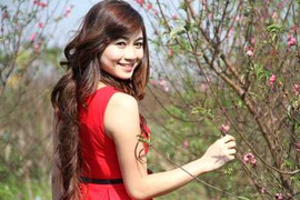 Hoa khôi Học viện tài chính rực rỡ bên đào Nhật Tân