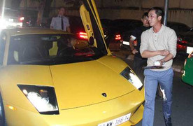 Cường Đô la cưỡi siêu xe Lamborghini nẹt pô cổ vũ Hà Hồ