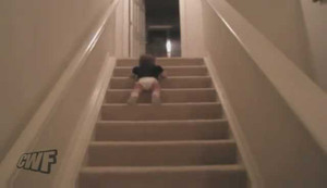 Kiểu xuống cầu thang siêu 'độc' của bé
