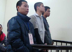 Đi tù vì tội gây náo loạn Hồ Gươm