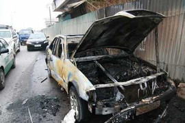 Mercedes-Benz bùng cháy, phát nổ giữa Hà Nội