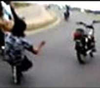 Trượt băng cùng... xe máy