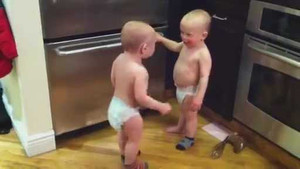 Khi các bé bàn chuyện trọng đại