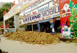 Cắt điện, đào hào ngang mặt siêu thị