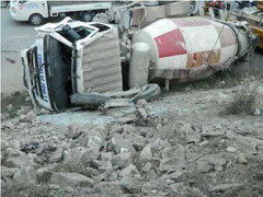 Hà Nội: Xe bồn mất lái lao xuống chân cầu Thăng Long