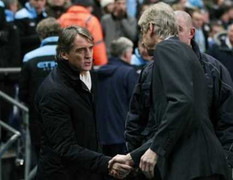 Hậu 'Super Sunday': Wenger buông súng, Mancini thở phào