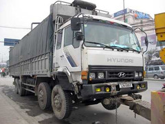 Hà Nội: Lái xe tải 'thoát y' thách thức CSGT