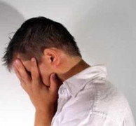 Tự xử với tấm sắt: Đứt lìa “của quý”