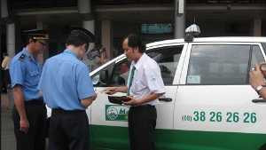 TP.HCM: Cấm taxi Petrolimex, Festival chở khách sân bay