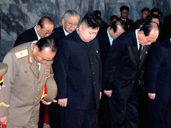 Video: Kim Jong-un nghẹn ngào trước linh cữu cha