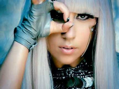 Lady Gaga chơi trội trên Facebook và Twitter