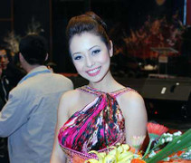 Jennifer Phạm không bối rối chạm mặt Quang Dũng