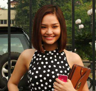 Miu Lê khoe vai trần giữa trời đông Hà Nội