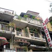 Cô gái phải leo lên nóc nhà 5 tầng trốn 