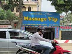 Hà Nội: 20 côn đồ uy hiếp, náo loạn 17 quán massage