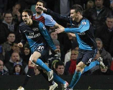 Nghẹt thở hạ Aston Villa, Arsenal áp sát tốp 4