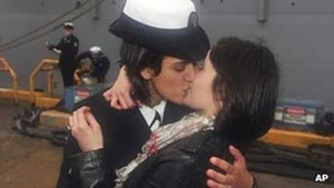 Nóng bỏng nụ hôn của 2 nữ hải quân đồng tính Mỹ