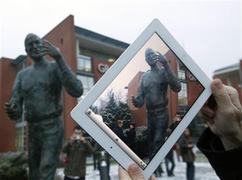 Hungary đặt tượng đài Steve Jobs tại thủ đô