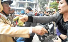 Đôi uyên ương lăng mạ, hành hung cảnh sát giữa phố