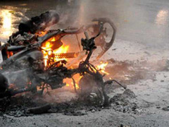 Nửa đêm, 2 xe máy dựng trong nhà bỗng bốc cháy