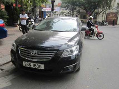Xe Camry lao vào đường cấm, tông trực diện CSGT