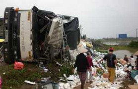 Lợi dụng xe bị tai nạn, người dân đổ xô 'hôi của'