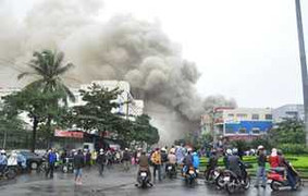 Chùm ảnh: Vũ trường cháy lớn, trắng trời mù mịt khói