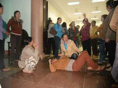 Lăn ra sân tòa khóc la đau đớn vì kẻ đào mộ tù nhẹ