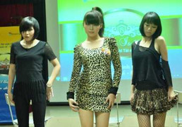 Nữ sinh khoa Quốc tế khoe vũ đạo quyến rũ