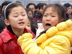 Clip: Trẻ thơ Triều Tiên đội mưa tuyết khóc Kim Jong-il