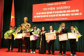 Thưởng gần 60 triệu đồng cho 6 HS có giải quốc tế