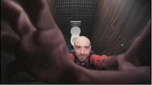 Mọi người làm gì trong WC?