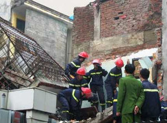 Nhà sập, nhiều người thương vong nghi do nổ gas