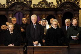 Video: Vợ chồng Clinton trong đám tang cựu TT Czech