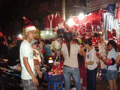 Sau đêm Noel, trung tâm TP.HCM ngập rác