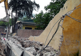 Tường sập, nữ sinh tử vong