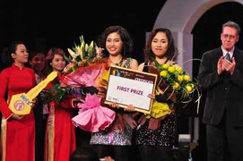 Nữ sinh ĐH Ngoại thương chiến thắng thi hát tiếng Anh