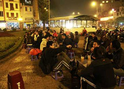 Giữa thủ đô, thưởng trà chanh tay cầm cốc chạy cảnh sát