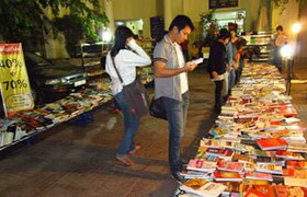 Giảm giá 70% tại chợ sách đêm Hà Nội