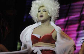 Minh Quân vạch ngực khoe bikini đỏ gây sốc