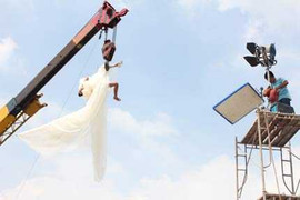 Kiều nữ đu mình trên cần cẩu chụp ảnh