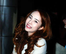 'Cá sấu chúa' Quỳnh Nga khoe vẻ gợi cảm với váy ngắn