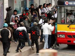 6 cảnh sát hình sự phục bắt tên móc túi trên xe buýt