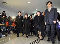 Cảnh sát Hàn cấm lập bàn thờ Kim Jong-il ở Seoul