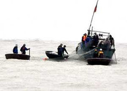 Huy động 100 tàu thuyền tìm thi thể 5 chiến sĩ mất tích