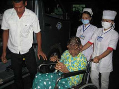 Tìm cách cứu chữa hai bệnh nhân mắc