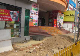 Nóng vụ siêu thị bị đào hào, cắt điện ngang mặt