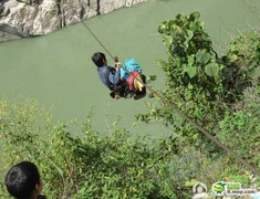 Đu dây qua sông đến trường