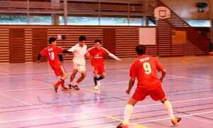 Xem hàng trăm du học sinh vã mồ hôi tranh tài thể thao