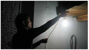 Con công nhân đói sữa, sinh viên tăng độ cận vì... điện